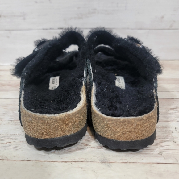 Birkenstock shearling Arizona in black suede - Picture 6 of 10